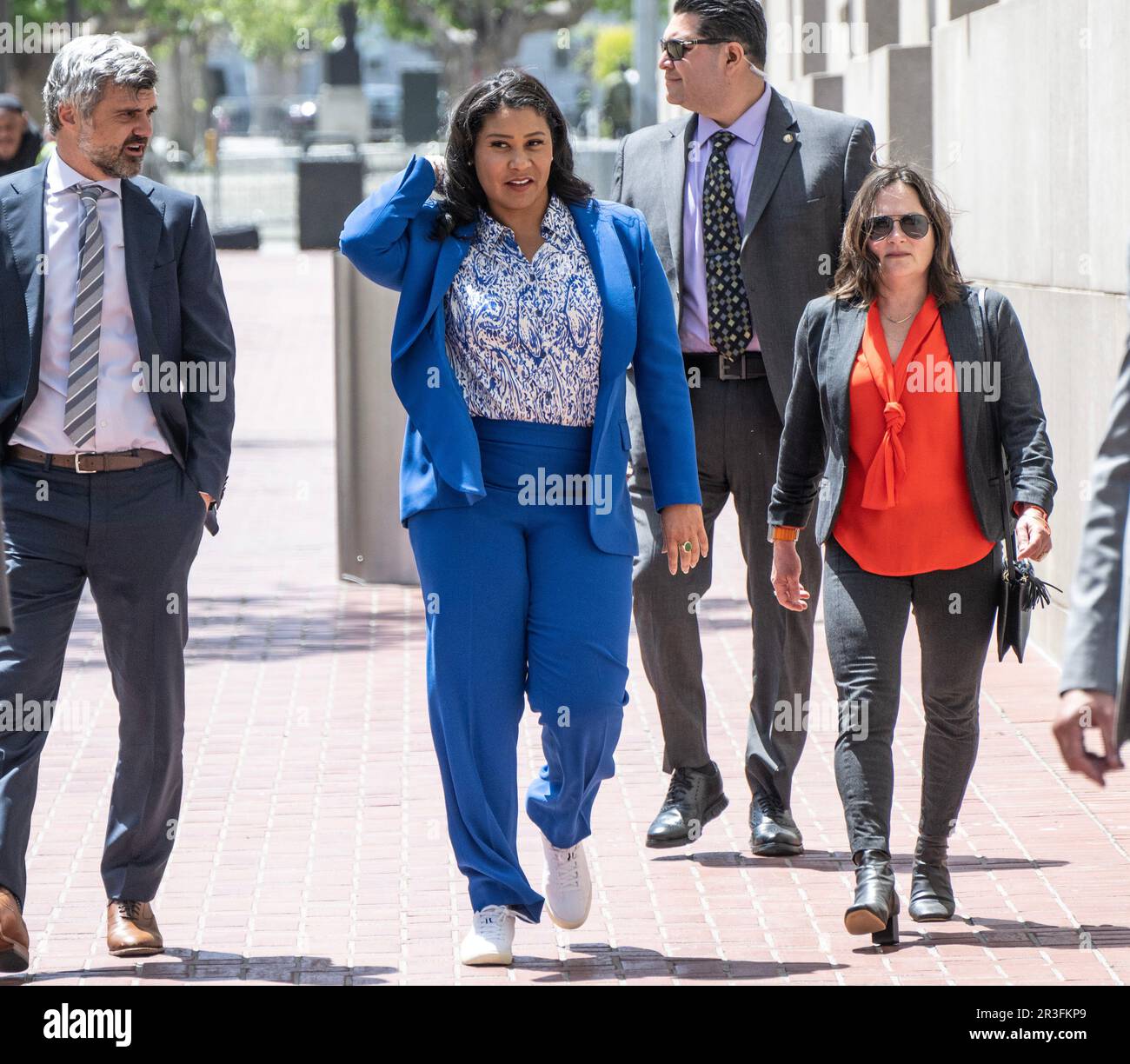 San Francisco, Stati Uniti. 23rd maggio, 2023. Il sindaco di San Francisco London Breed (C) si reca a un incontro all'aperto del Consiglio dei supervisori nell'ONU Plaza a San Francisco martedì 23 maggio 2023. Breed è stato chiamato dal consiglio di amministrazione per rispondere alle domande sul narcotraffico, il crimine di strada e le overdose nella piazza pubblica. Foto di Terry Schmitt/UPI Credit: UPI/Alamy Live News Foto Stock