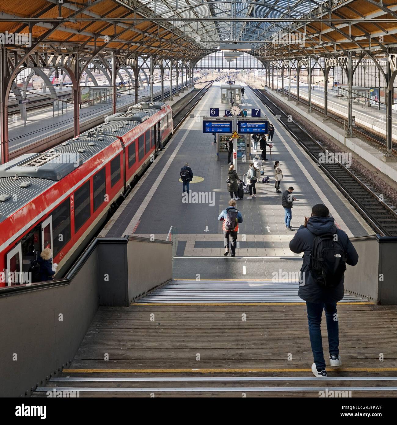 Stazione ferroviaria principale, ripresa interna con treno locale e persone, Lubecca, Germania, Europa Foto Stock