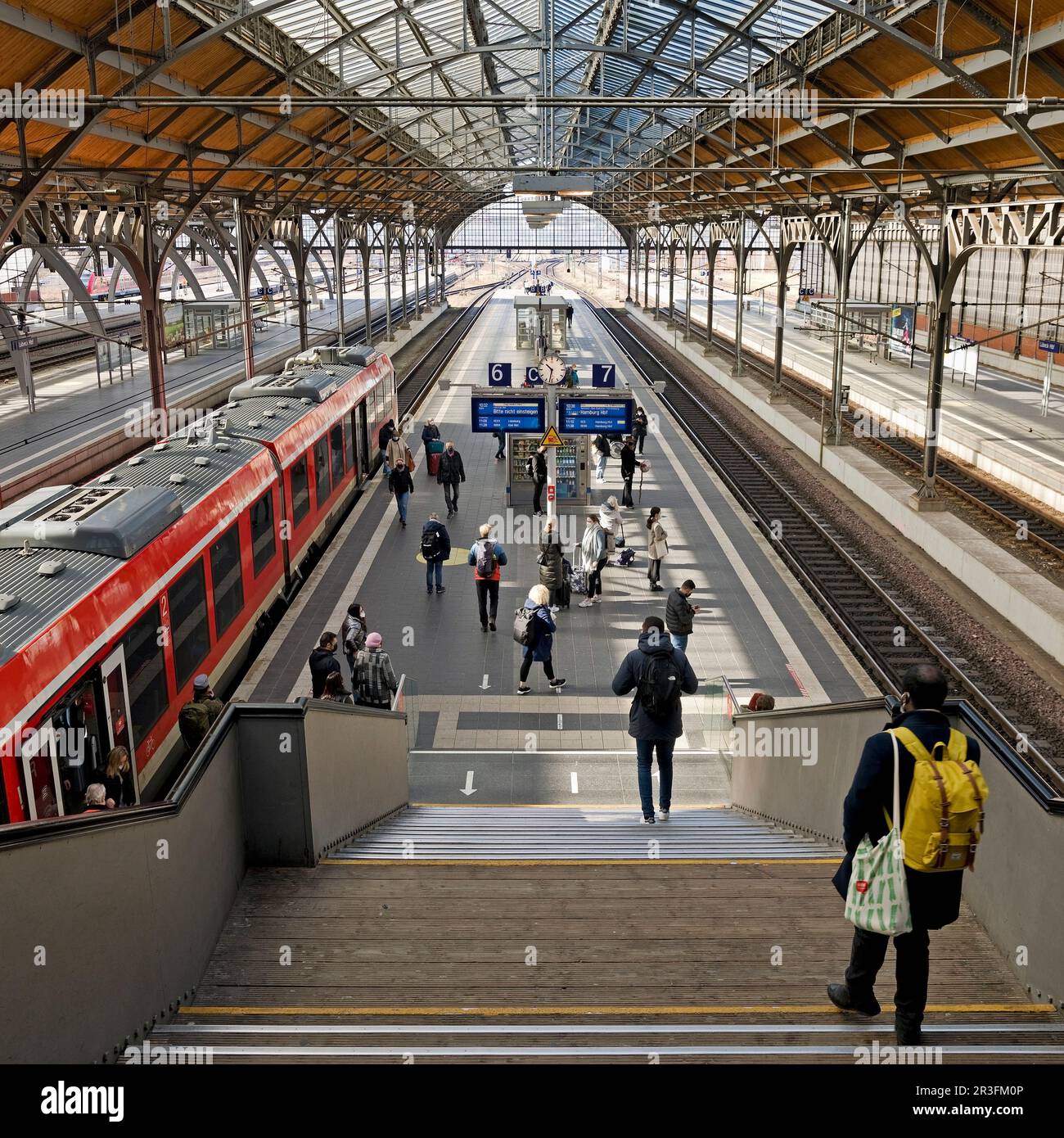 Stazione ferroviaria principale, ripresa interna con treno locale e persone, Lubecca, Germania, Europa Foto Stock