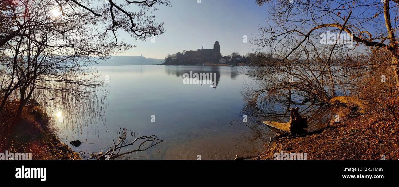 Domsee con la Cattedrale di Ratzeburg, Baek, Parco Naturale dei Laghi di Lauenburg, Germania, Europa Foto Stock