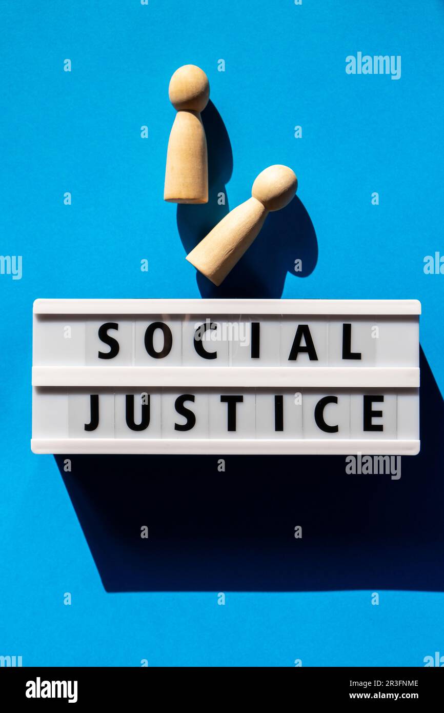 Lightbox con messaggio DI GIUSTIZIA SOCIALE. Parole motivazionali Quotes concetto. Sfondo blu colorato. Concetto creativo minimalista Foto Stock