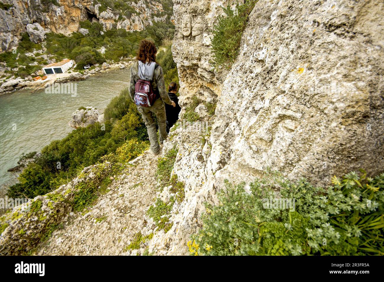 Tallas 'hippies'.hipogea Necrópolis de Calescoves. Alaior. Minorca. Baleares.España. Foto Stock