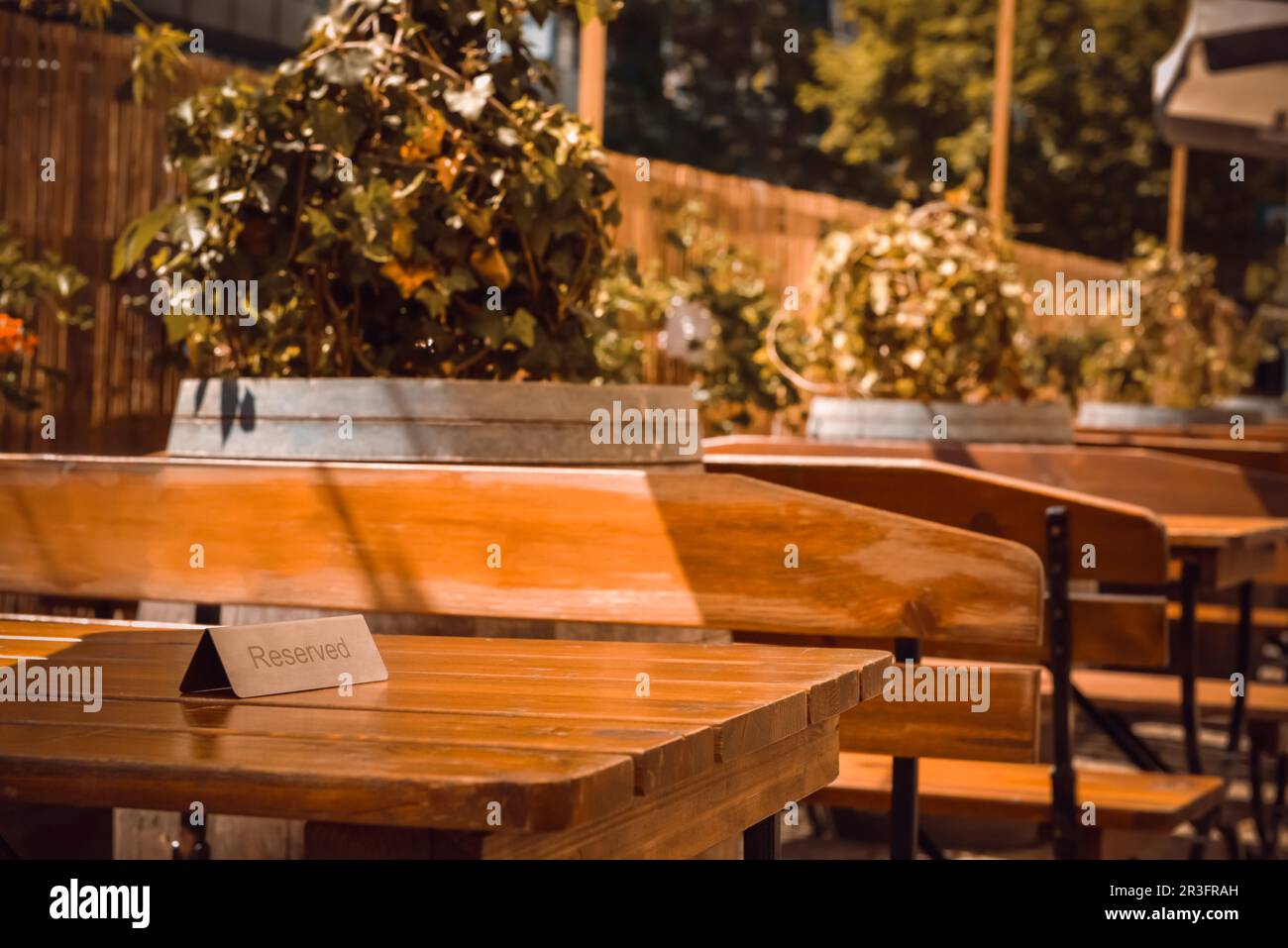 Cartello riservato su tavolo in legno nel caffè all'aperto. Spazio per il testo Foto Stock Cartello riservato su tavolo in legno nel caffè all'aperto. Spazio per il testo Foto Stock