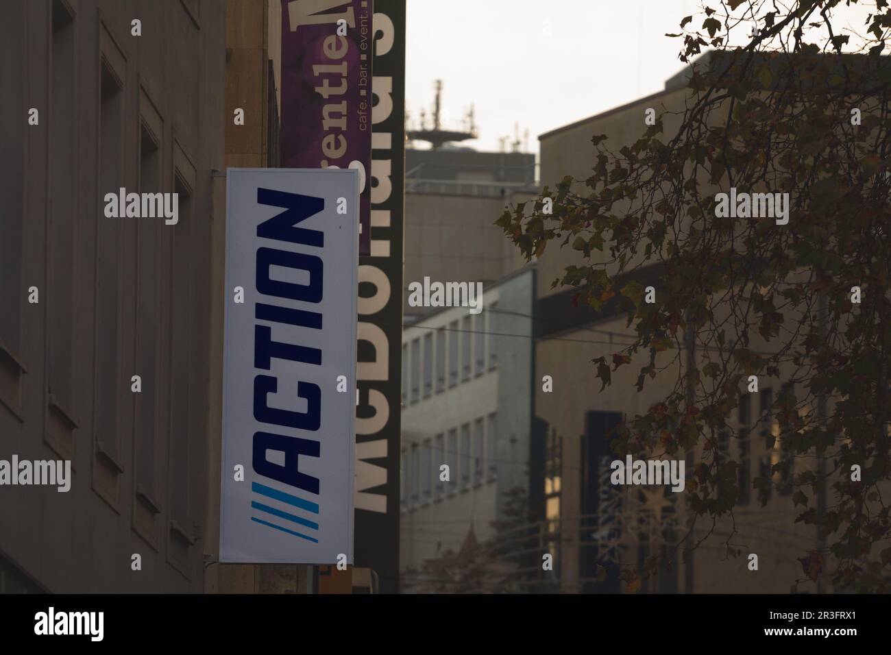 Immagine di un cartello con il logo di un negozio d'azione a Essen, Germania. Action è una catena internazionale di negozi di sconti olandese-francese. Di proprietà di diversi Foto Stock