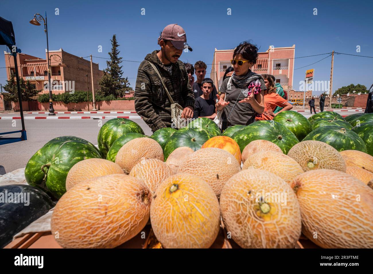 Tazenakht, vendita via strada di meloni e cocomeri, marocco, africa. Foto Stock