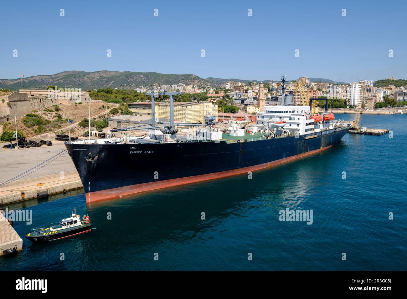 Nave da carico nel porto di Palma, Maiorca, Isole Baleari, Spagna. Foto Stock