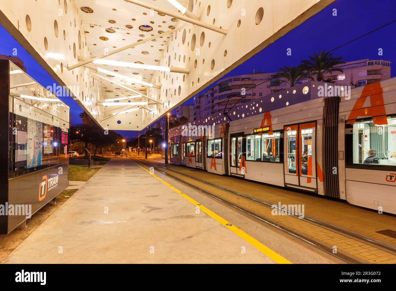 Modern Bombardier Flexity Outlook sistema di ferrovia leggera Tram Alacant tram trasporto pubblico trasporto pubblico di Ali Foto Stock