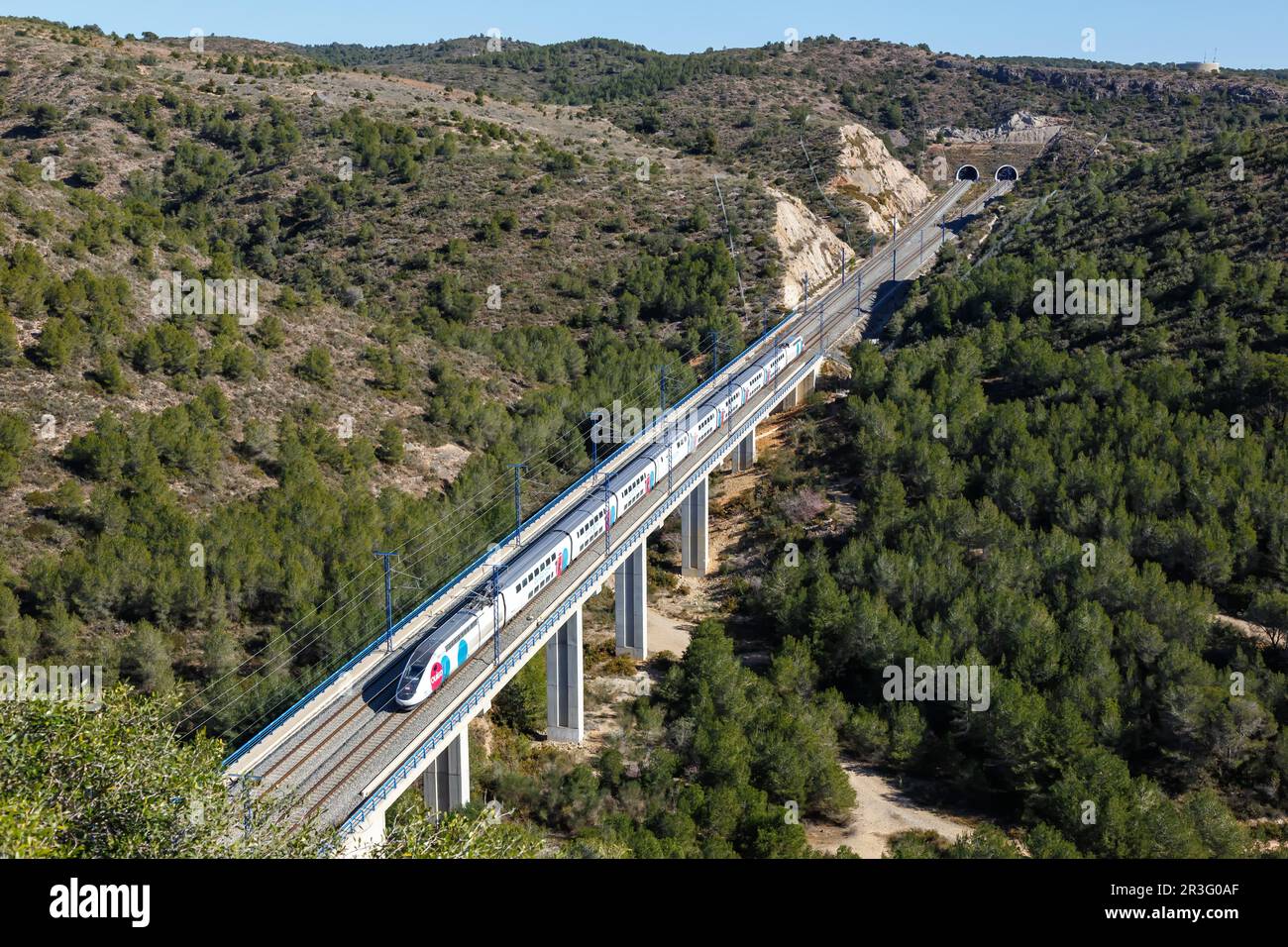 Treno TGV Eurodduplex ad alta velocità di Ouigo Espana SNCF sulla linea Madrid - Barcellona vicino a Roda de Bera in Spagna Foto Stock