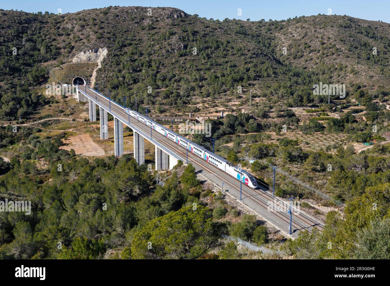 Treno TGV Eurodduplex ad alta velocità di Ouigo Espana SNCF sulla linea Madrid - Barcellona vicino a Roda de Bera in Spagna Foto Stock