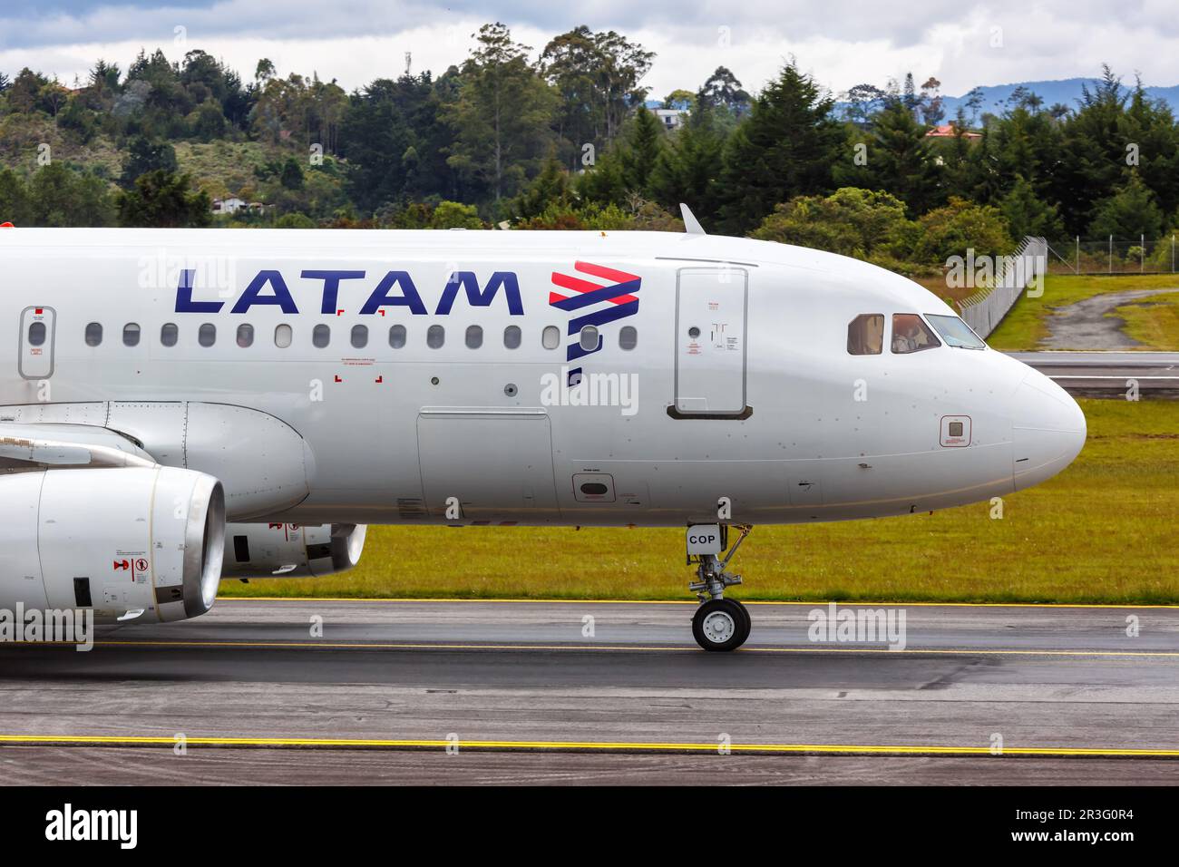 LATAM Airbus A320 aereo Medellin Rionegro aeroporto in Colombia Foto Stock