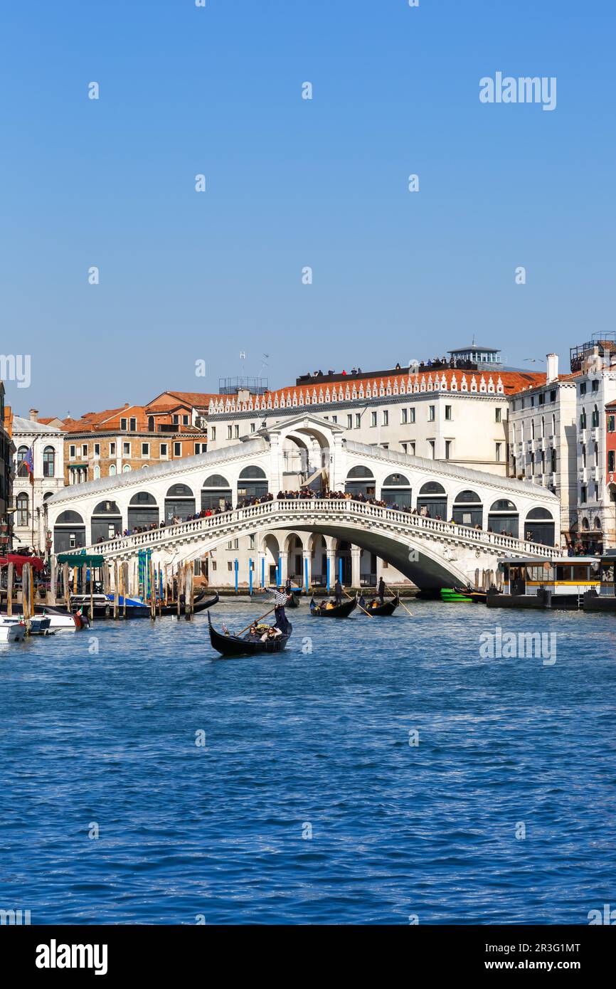 Venezia Ponte di Rialto Ponte di Rialto sul Canal Grande con Gondola Vacanze Viaggi Città Ritratto in Italia Foto Stock