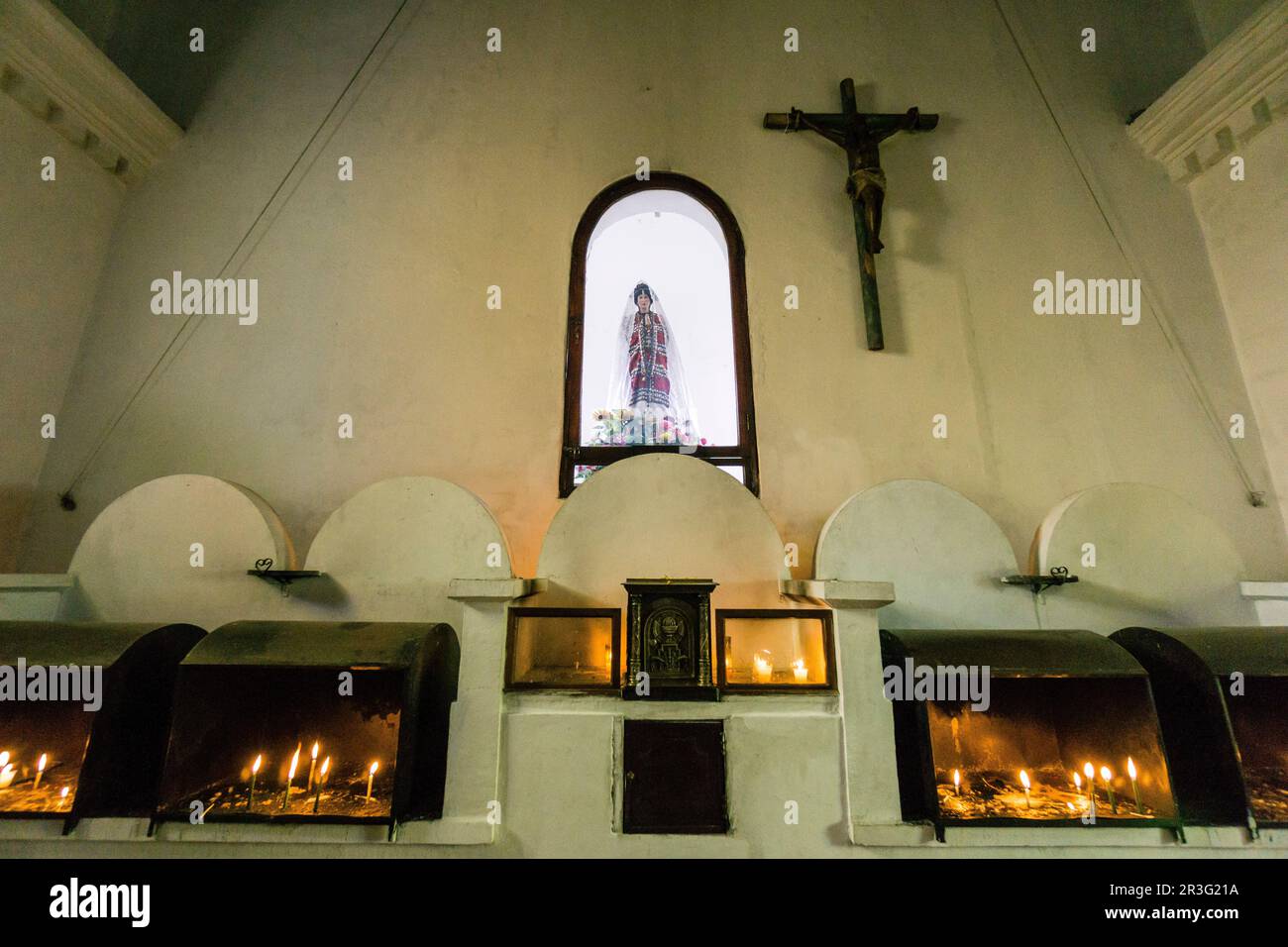 Velas votivas, iglesia de Nebaj, Santa María de Nebaj, Departamento de El Quiché, Guatemala, America centrale. Foto Stock