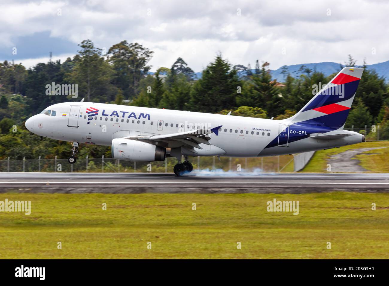 LATAM Airbus A319 Aeronautica Medellin Rionegro Aeroporto in Colombia Foto Stock