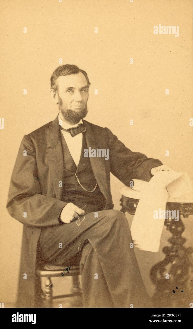 Abraham Lincoln, Stati Uniti Presidente, ritratto seduto, occhiali e giornale, 1863. Foto Stock
