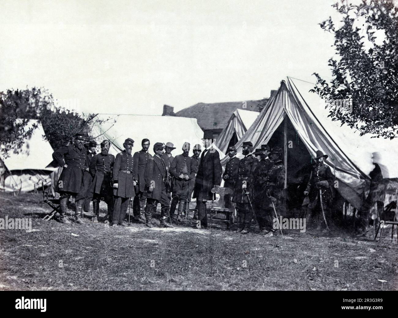 Il presidente Lincoln visita il generale McClellan e altri ufficiali dell'esercito dell'Unione, Antietam, Maryland, 1862. Foto Stock