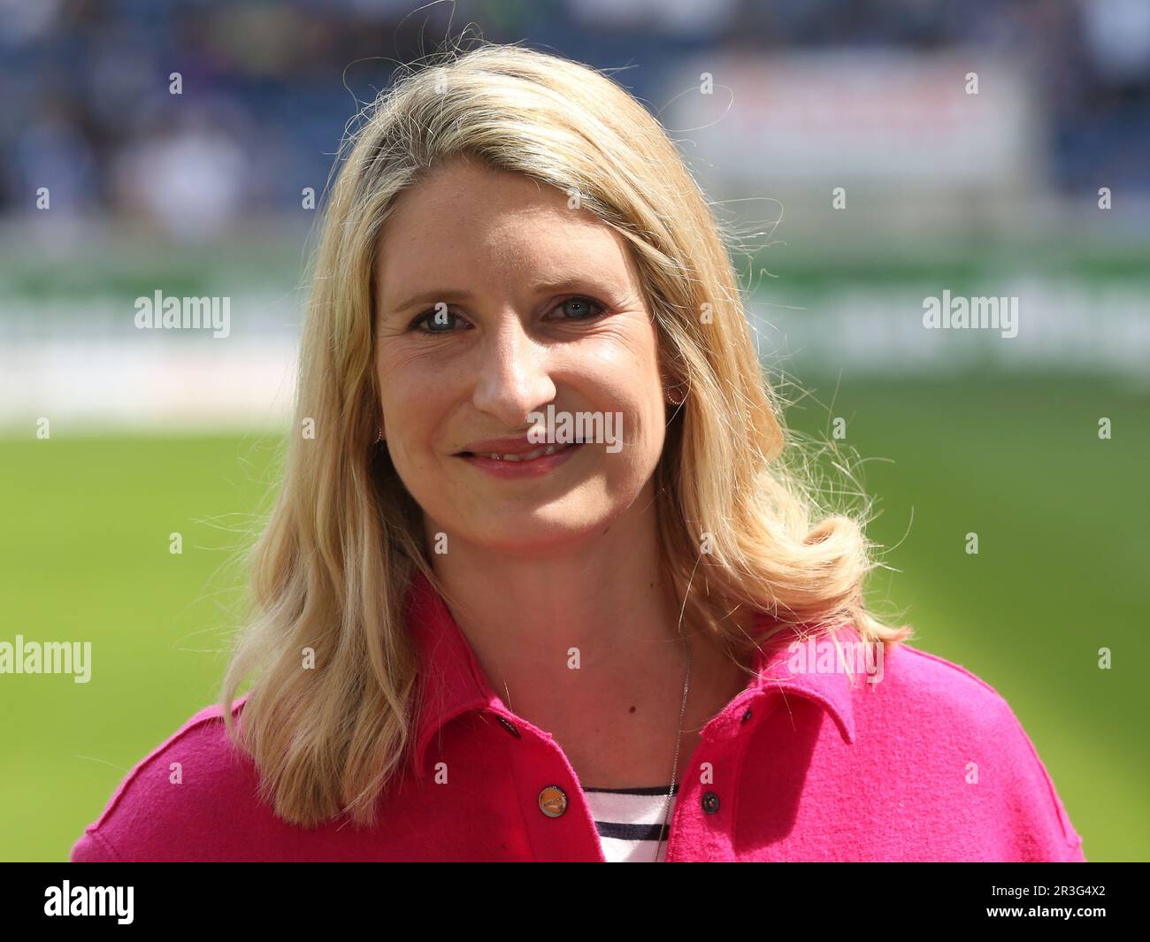 Presentatore sportivo Stefanie Blochwitz DFB 3.Liga stagione calcistica 2021-2022 37.matchday 1. FC Magdeburgo - TSV 1860 MÃ¼nchen Foto Stock