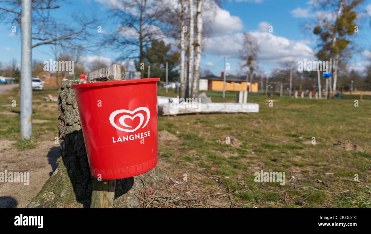 La ditta Langnese si occupa di un cestino di rifiuti davanti a uno snack bar in un campeggio in Germania Foto Stock