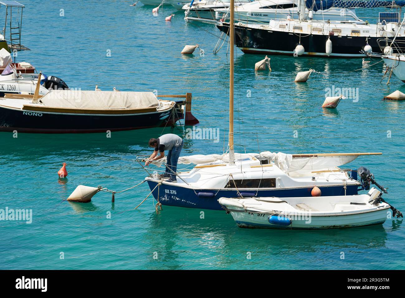 Vista dal centro storico di Krk in Croazia sulle barche nel porto Foto Stock