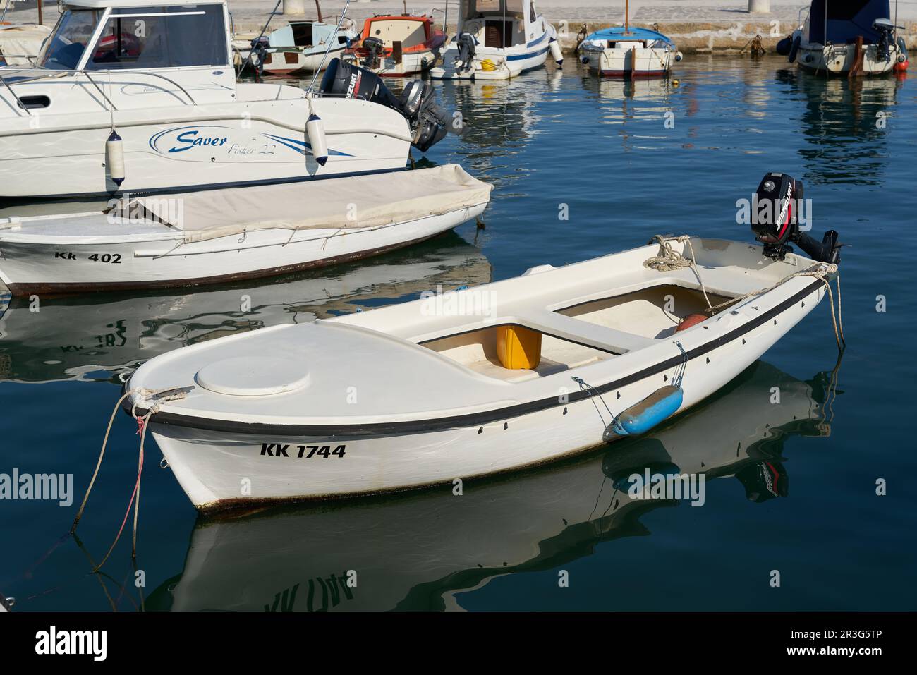 Barche da pesca nel porto della città di Krk sul mare Adriatico in Croazia Foto Stock