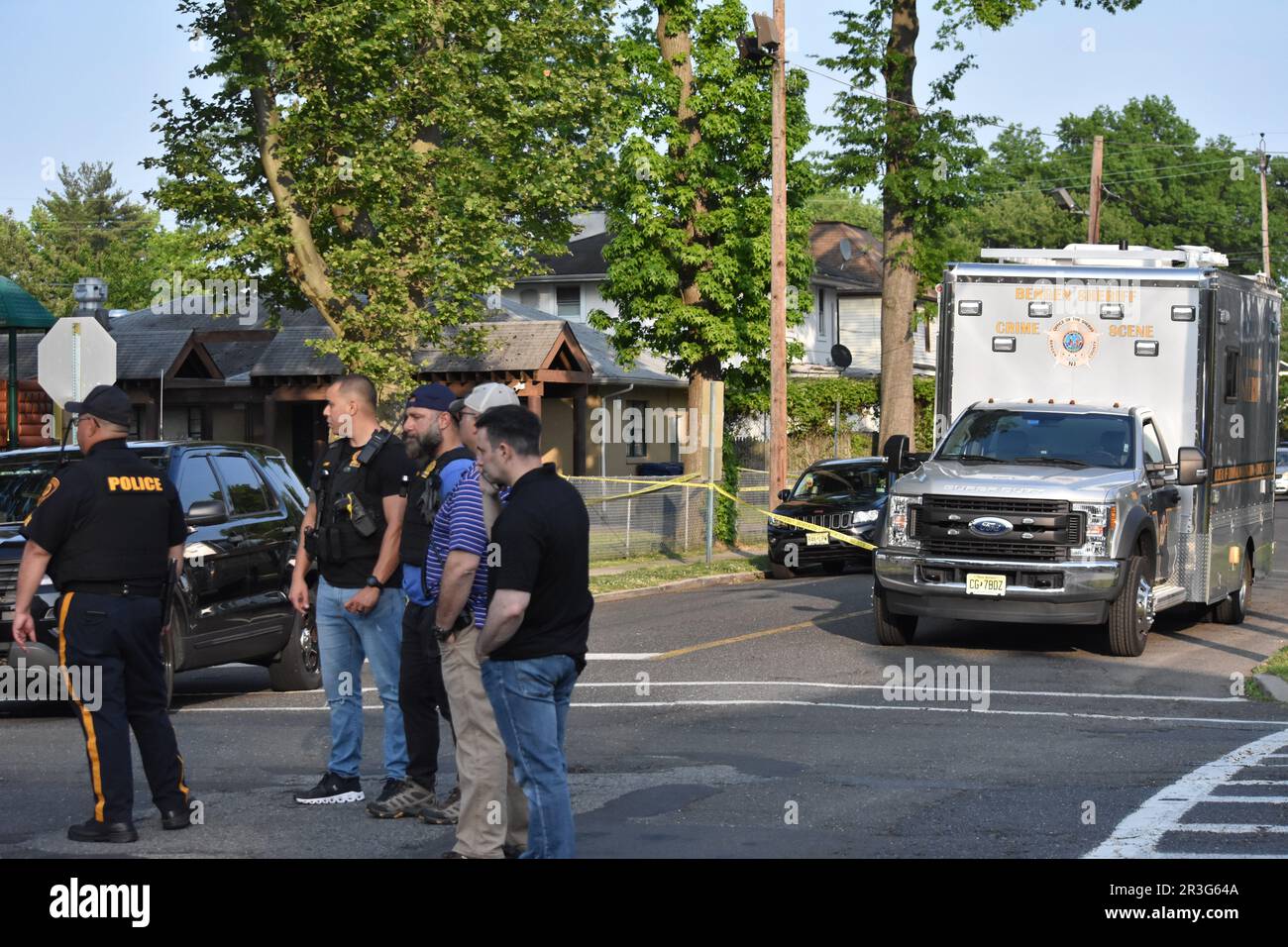 Hackensack, Stati Uniti. 23rd maggio, 2023. Ufficio dello sceriffo della contea di Bergen, l'unità scena del crimine sulla scena che indaga sulle riprese. Una persona è stata sparata vicino a Carver Park sulla Second Street a Hackensack, New Jersey Martedì sera. Intorno alle 5:40:00 ora orientale. L'ufficio dello sceriffo della contea di Bergen e la polizia di Hackensack erano sul posto per indagare sulle sparatorie. I rapporti indicano che un fucile è stato usato come l'arma presunta, un'altra arma è stata recuperata sulla scena. Credit: SOPA Images Limited/Alamy Live News Foto Stock