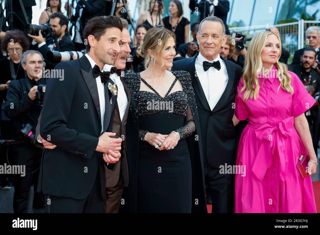 Cannes, Francia, il 23 maggio 2023. Adrien Brody, Bryan Cranston, Rita Wilson, Tom Hanks e Hope Davis partecipano alla prima edizione di 'asteroide City' durante il Festival del Cinema di Cannes 76th al Palais des Festivals di Cannes, in Francia, il 23 maggio 2023. Foto Stock