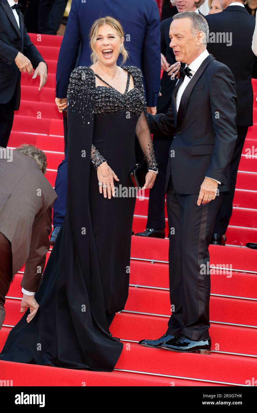 Cannes, Francia, il 23 maggio 2023. Bryan Cranston, Rita Wilson e Tom Hanks partecipano alla prima edizione di 'Asteroid City' durante il Festival del Cinema di Cannes 76th al Palais des Festivals di Cannes, in Francia, il 23 maggio 2023. Foto Stock