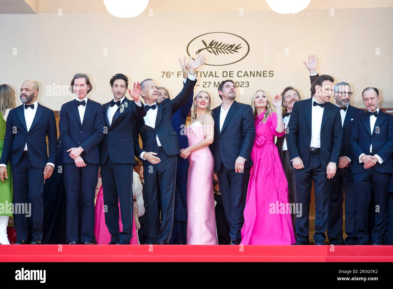 Cannes, Francia, il 23 maggio 2023. Jason Schwartzman, Jeffrey Wright, Rupert Friend, Rita Wilson, Tom Hanks, Alexandre Desplat, Bryan Cranston, Maya Hawke, Wes Anderson, Adriend, Scarlett Johansson, Matt Dillon, Steve Carell, Stephen Park e Fisher Stevens partecipano alla prima edizione di 'Asteroid City' durante il Festival del Cinema di Cannes 76th al Palais des Festivals di Cannes, in Francia, il 23 maggio 2023. Foto Stock