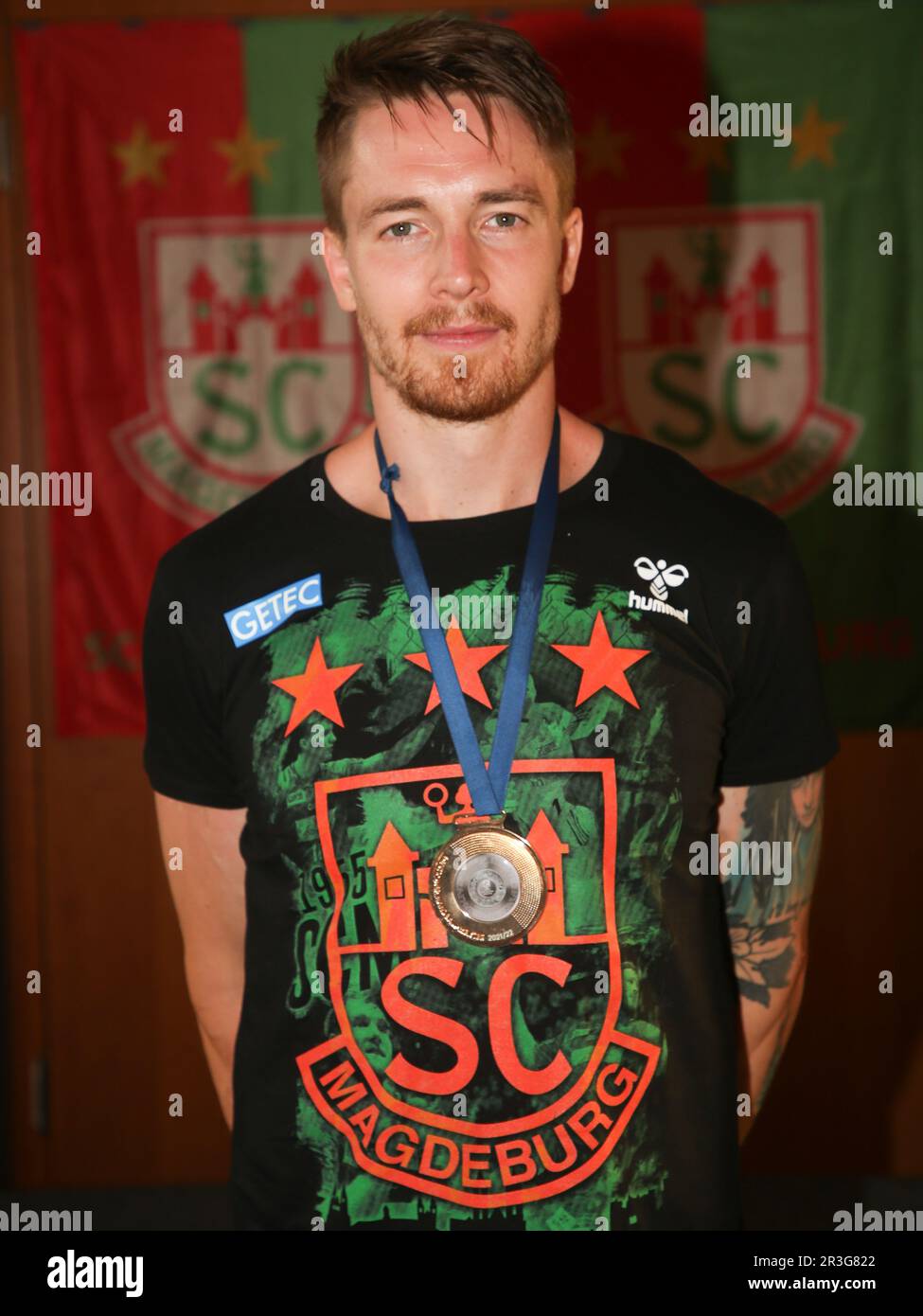 Handballer Michael Dangaard SC Magdeburg nel campione tedesco di Handball 2022 T-Shirt e Medaglia Foto Stock