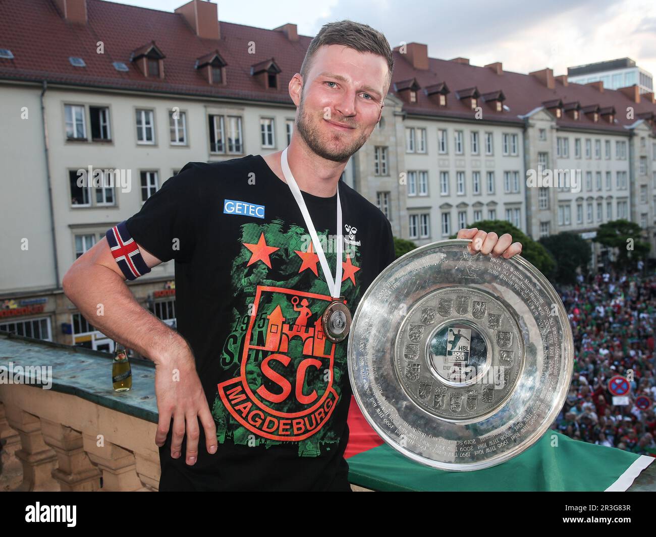 Philipp Weber SC Magdeburg 20 nella T-shirt e nel trofeo di campionato campione tedesco di pallamano 2022 Foto Stock