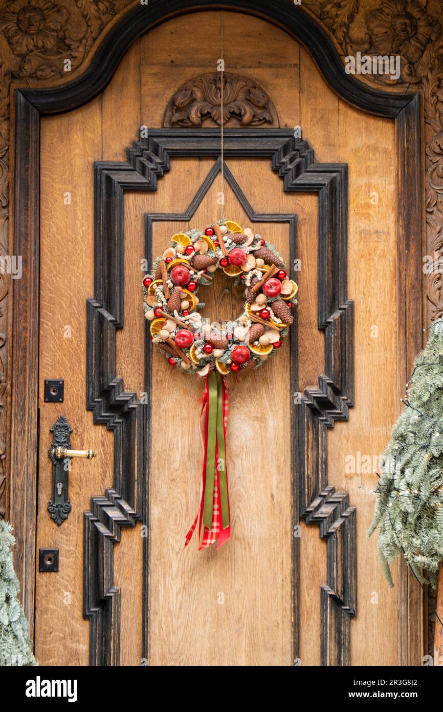 Ghirlanda di caduta la decorazione di una porta di ingresso in U.S.A Foto  stock - Alamy