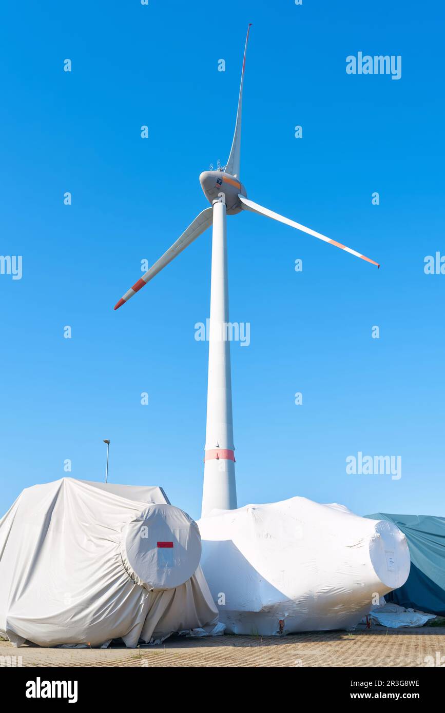 Deposito per componenti di turbine eoliche del produttore Enercon nel porto di Magdeburg Foto Stock