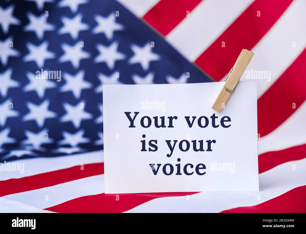 La bandiera nazionale degli Stati Uniti d'America. Bandiera americana con testo del messaggio di nota cartacea. Giorno delle elezioni, dare il voto, il vostro vot Foto Stock