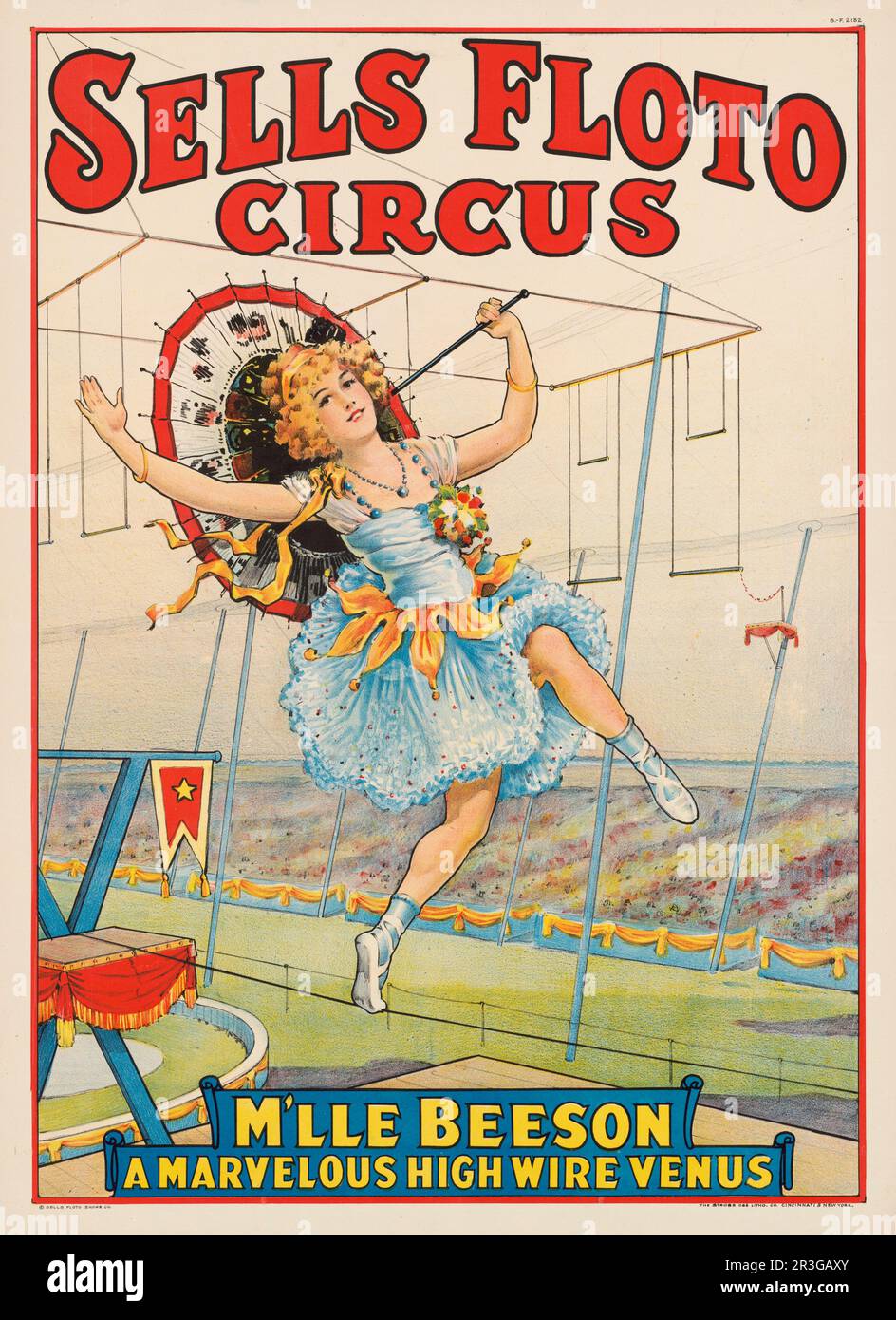 Vintage vende un poster del fleto circus che mostra un camminatore a corda stretta M'lee Beeson che pranking con un ombrellone, circa 1921. Foto Stock