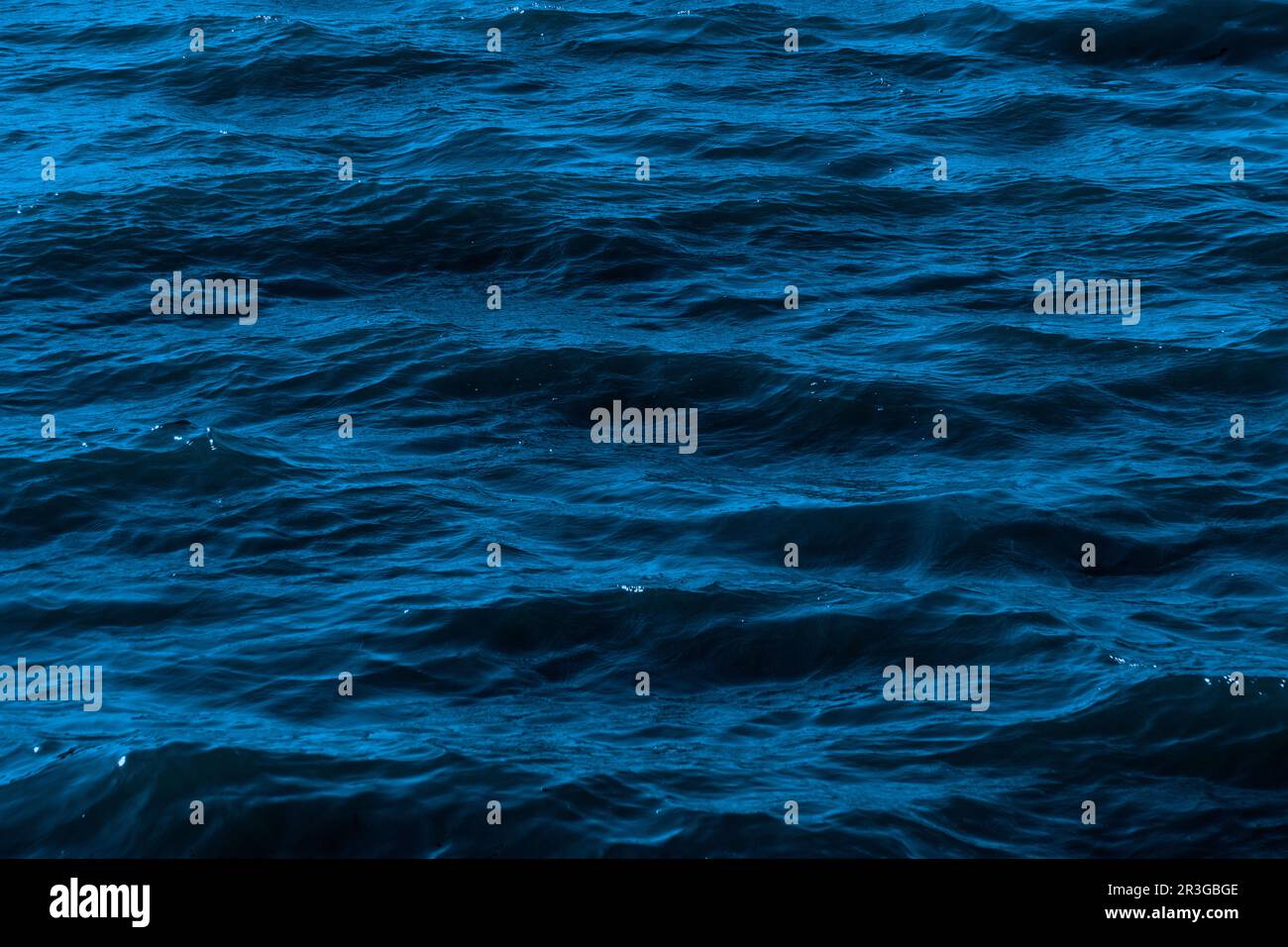 onda ondulata blu dell'oceano con riflesso del sole Foto Stock