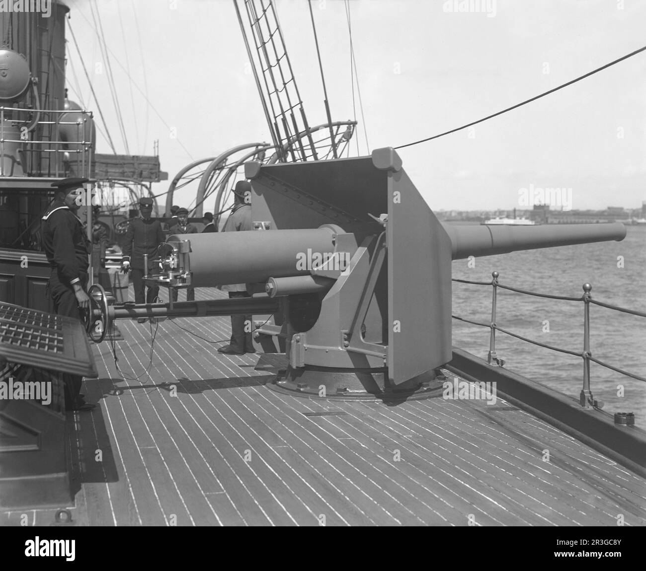 USS Raleigh, la pistola che ha sparato il primo colpo a Manila. Foto Stock
