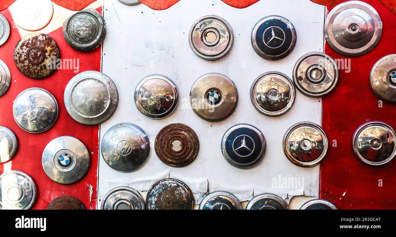 Mostra sul muro di vintage retro coprimozzo di vecchie auto Foto Stock