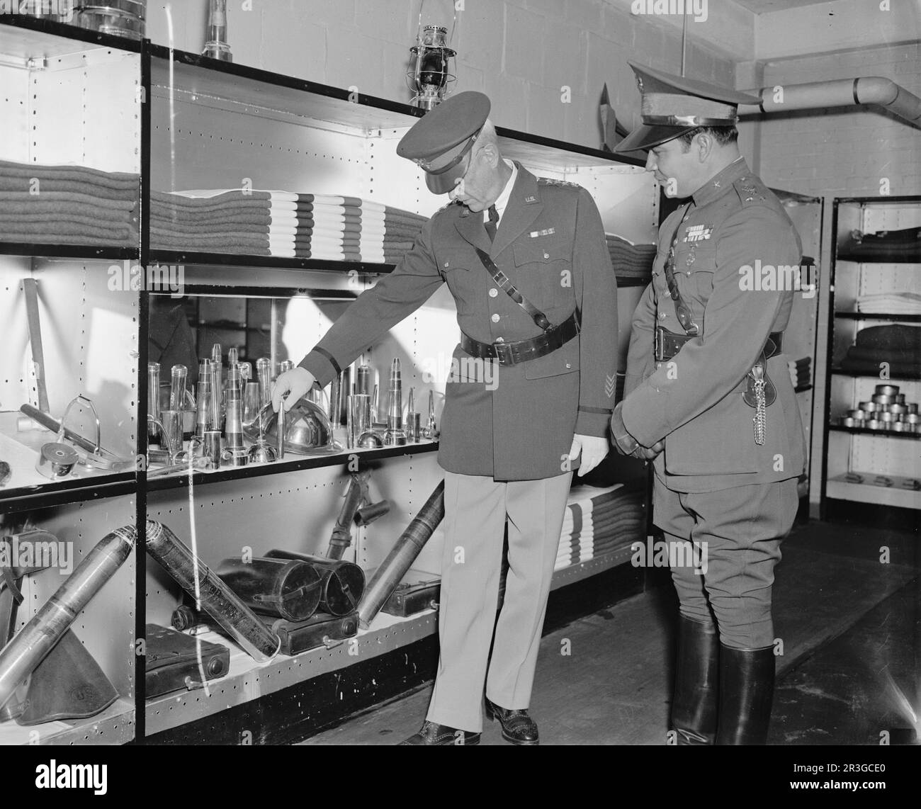 STATI UNITI Capo di Stato maggiore dell'esercito Malin Craig che mostra proiettili del soldato cubano Fulgencio Batista in un museo a Washington D.C., 1938. Foto Stock