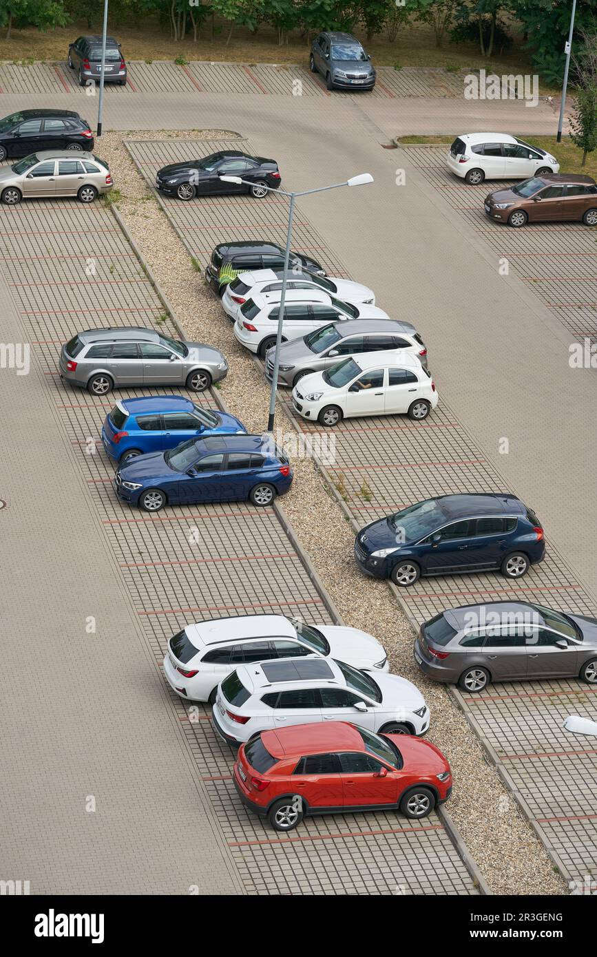 Vista dall'alto del parcheggio nel centro di Magdeburgo in Germania Foto Stock