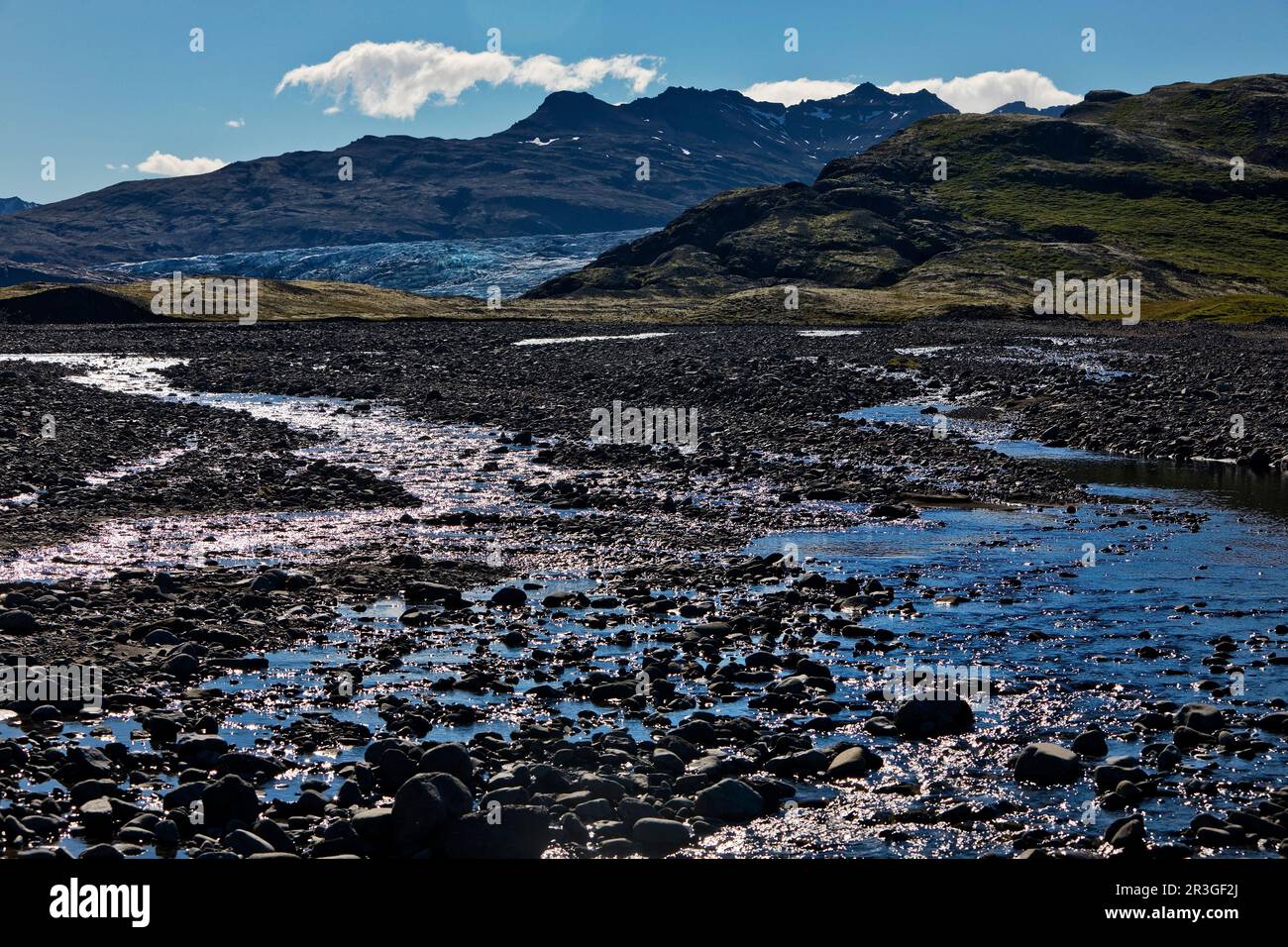Deflusso di acqua limpida a Flaajoekull, Parco Nazionale di Vatnajoekull, Islanda, Europa Foto Stock