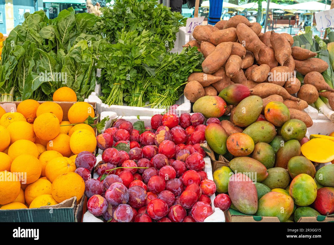 Frutta, verdura ed erbe per la vendita ad un mercato Foto Stock