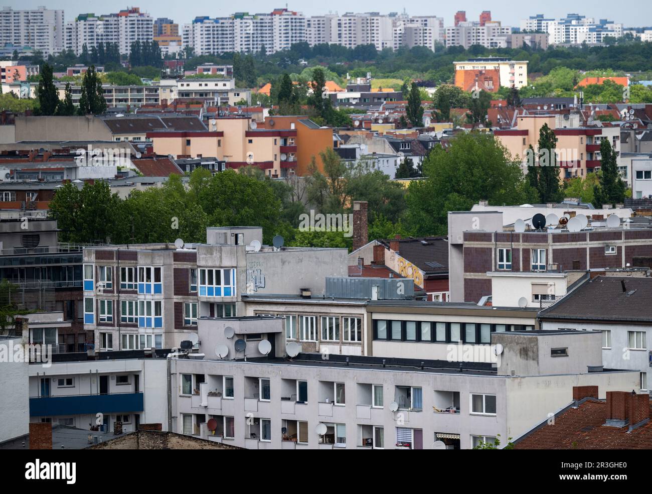 Berlino, Germania. 19th maggio, 2023. Vista degli edifici residenziali nel quartiere Wedding di Berlino. La Corte federale di giustizia (Bundesgerichtshof) sta sentendo una causa relativa al freno di locazione riguardante lo statuto delle limitazioni per le richieste di informazioni da parte degli inquilini contro i proprietari. Credit: Monika Skolimowska/dpa/Alamy Live News Foto Stock