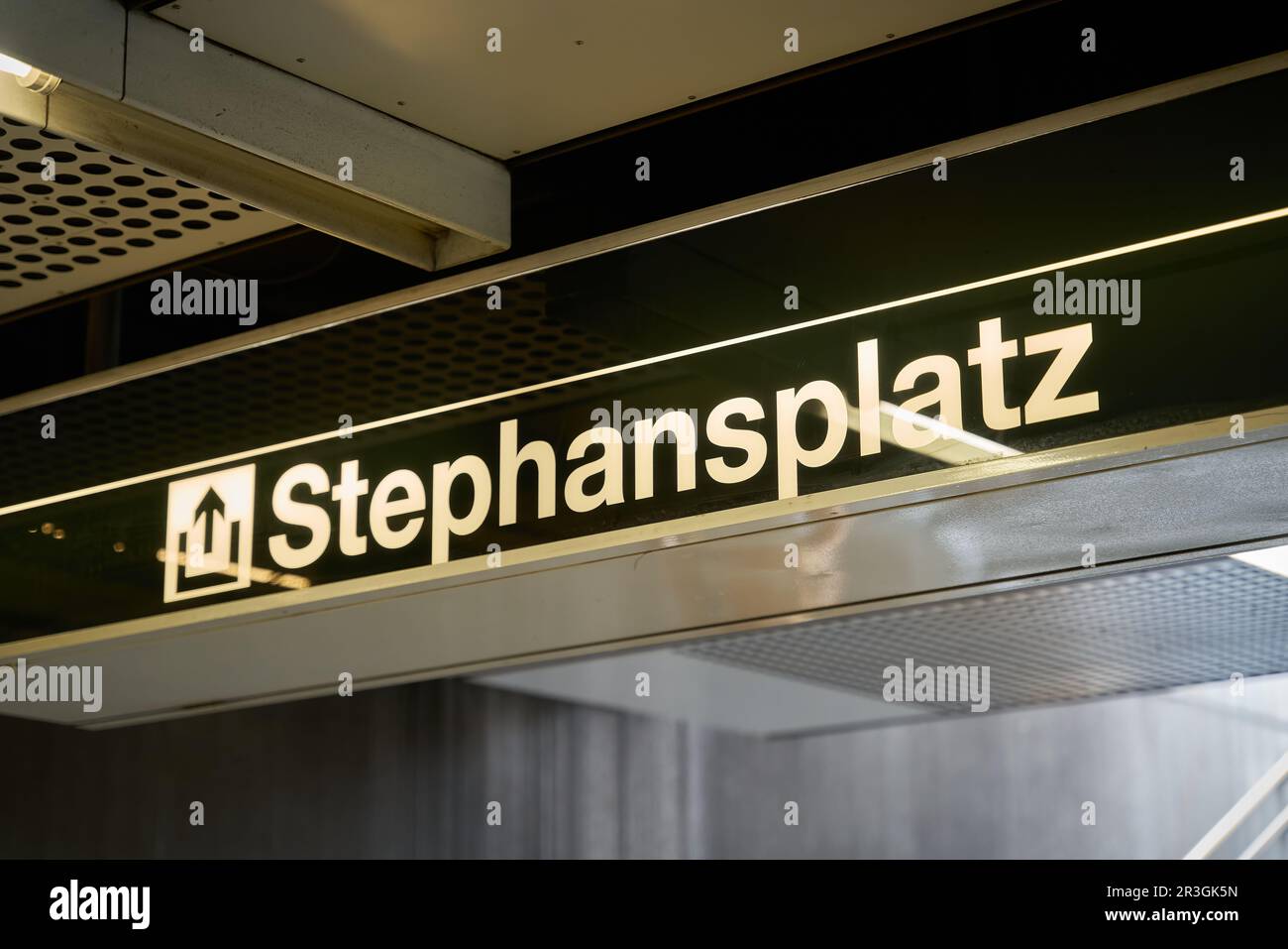 Cartello che indica l'uscita della metropolitana di Vienna in direzione Stephansplatz Foto Stock