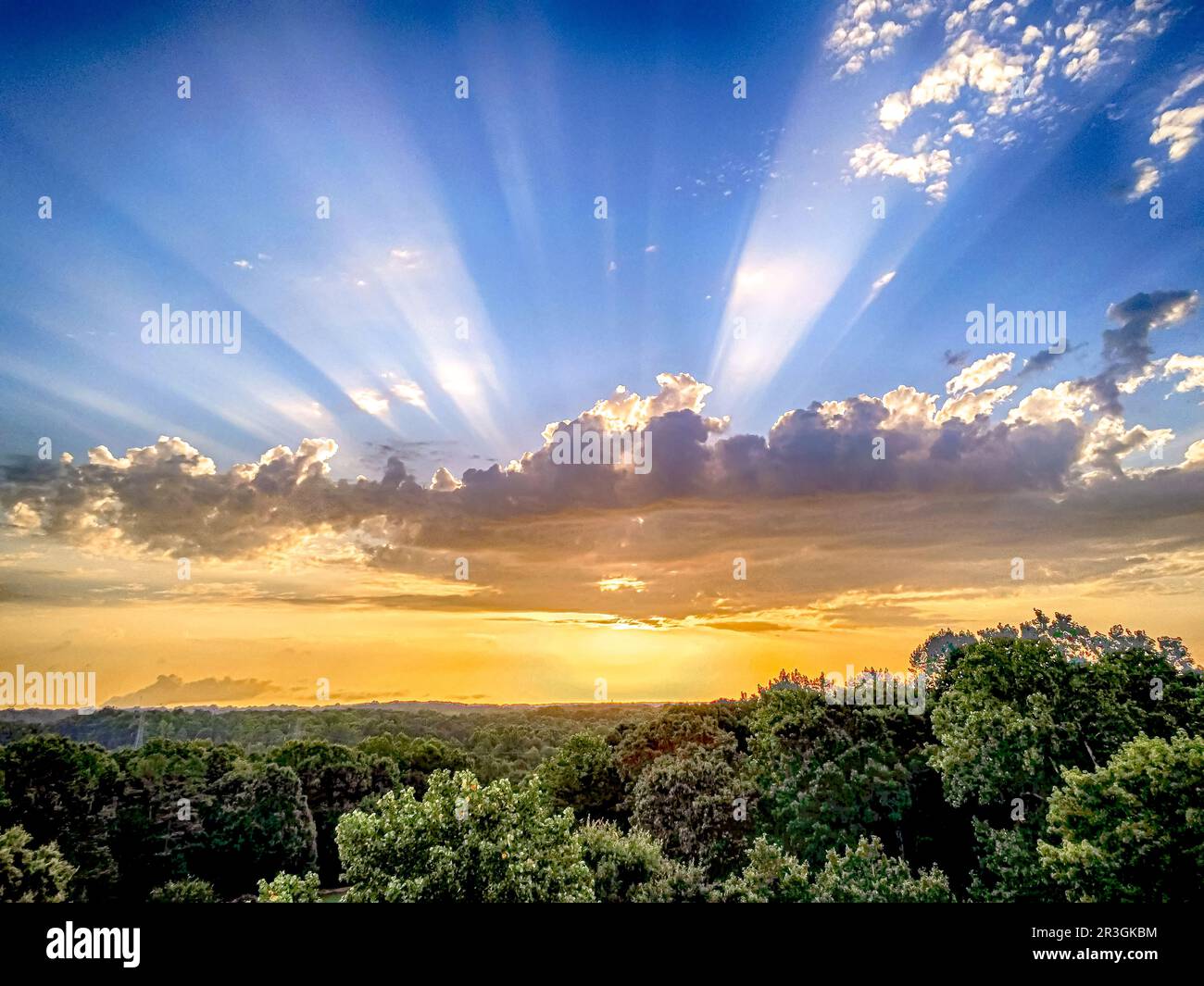 Il sole sopra l'orizzonte la mattina presto Foto Stock