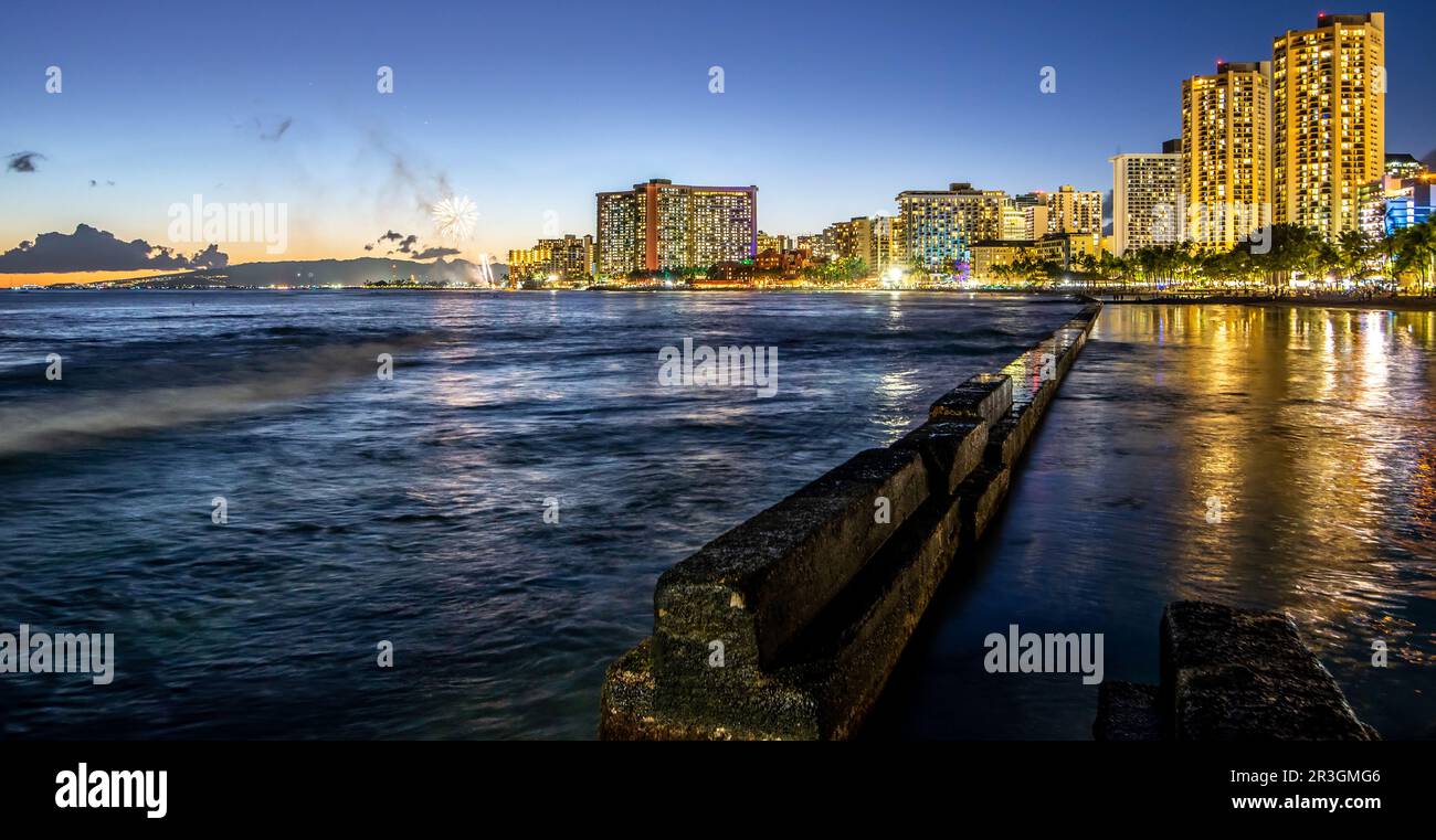 Tramonto nell'area della spiaggia di waikiki in oahu hawaii Foto Stock