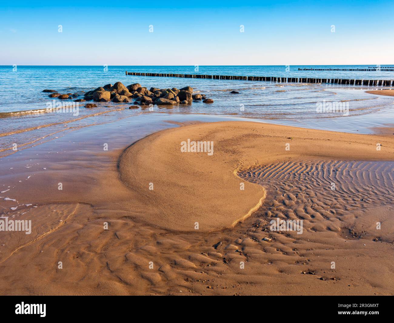 Spiaggia incontaminata sul Mar Baltico con groynes, sandbank, massi e increspature di sabbia, resort Baltico Kuehlungsborn, Meclemburgo-Pomerania occidentale Foto Stock
