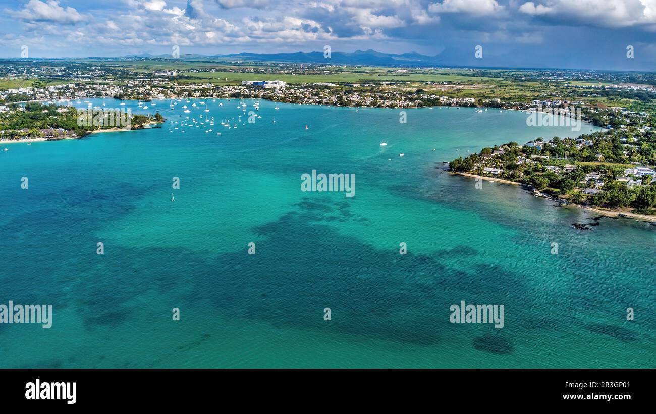 Vista aerea dall'alto della grande baia di mare Grand Baie con barche da diporto yacht a motore barche a vela ancorate nella baia riparata, Grand Baie Foto Stock