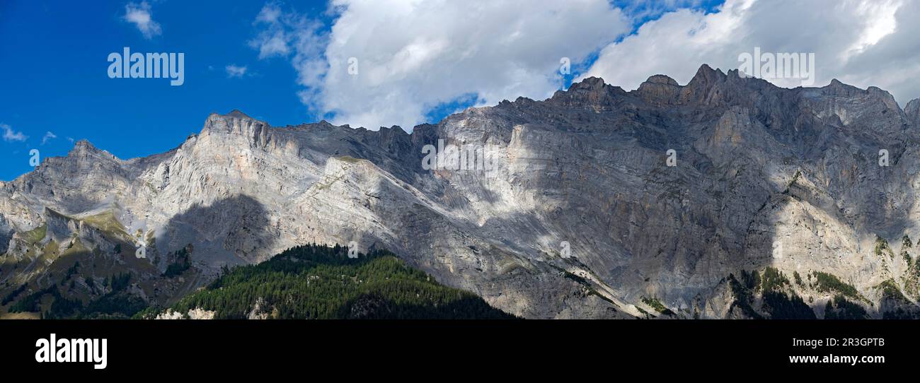 Gioco di luce e ombra sulla catena montuosa calcarea del picco Haut de Cry, Mayens-de-Chamoson, Vallese, Svizzera Foto Stock