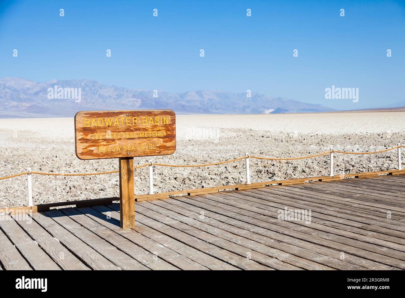 Stati Uniti d'America, Valle della Morte. Punto Badwater: sale strada in mezzo al deserto Foto Stock