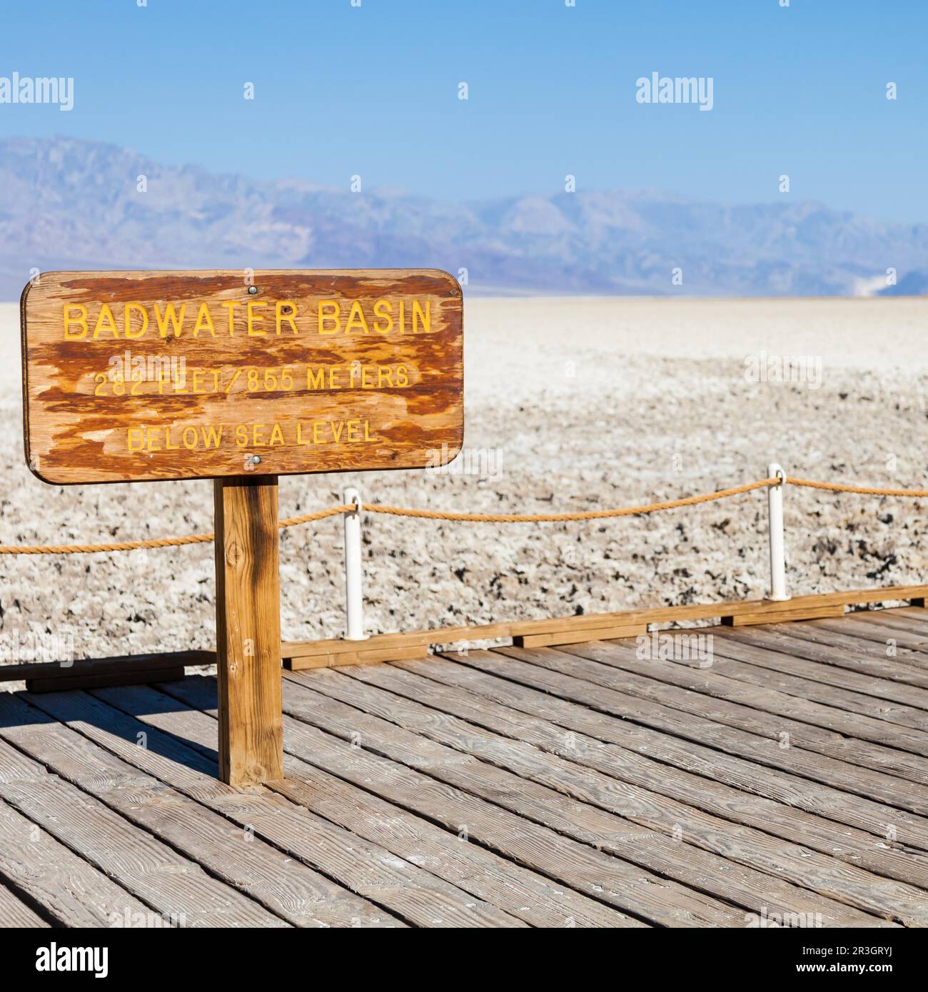 Stati Uniti d'America, Valle della Morte. Punto Badwater: sale strada in mezzo al deserto Foto Stock