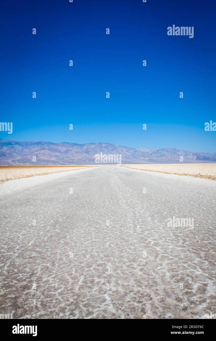 Stati Uniti d'America, Valle della Morte. Punto Badwater: sale strada in mezzo al deserto Foto Stock